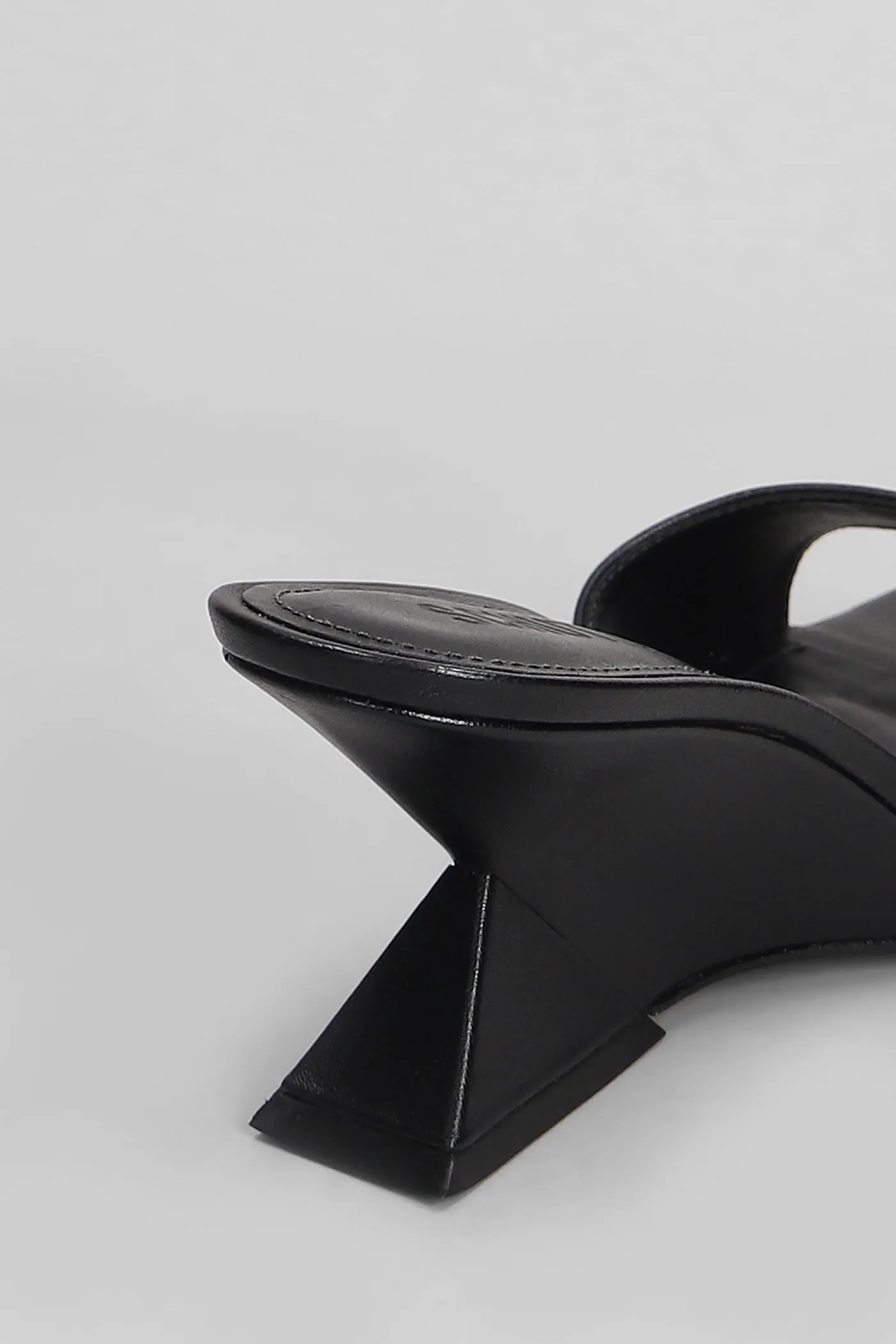 Abbie Sculpt Slipper-Mule in black leather