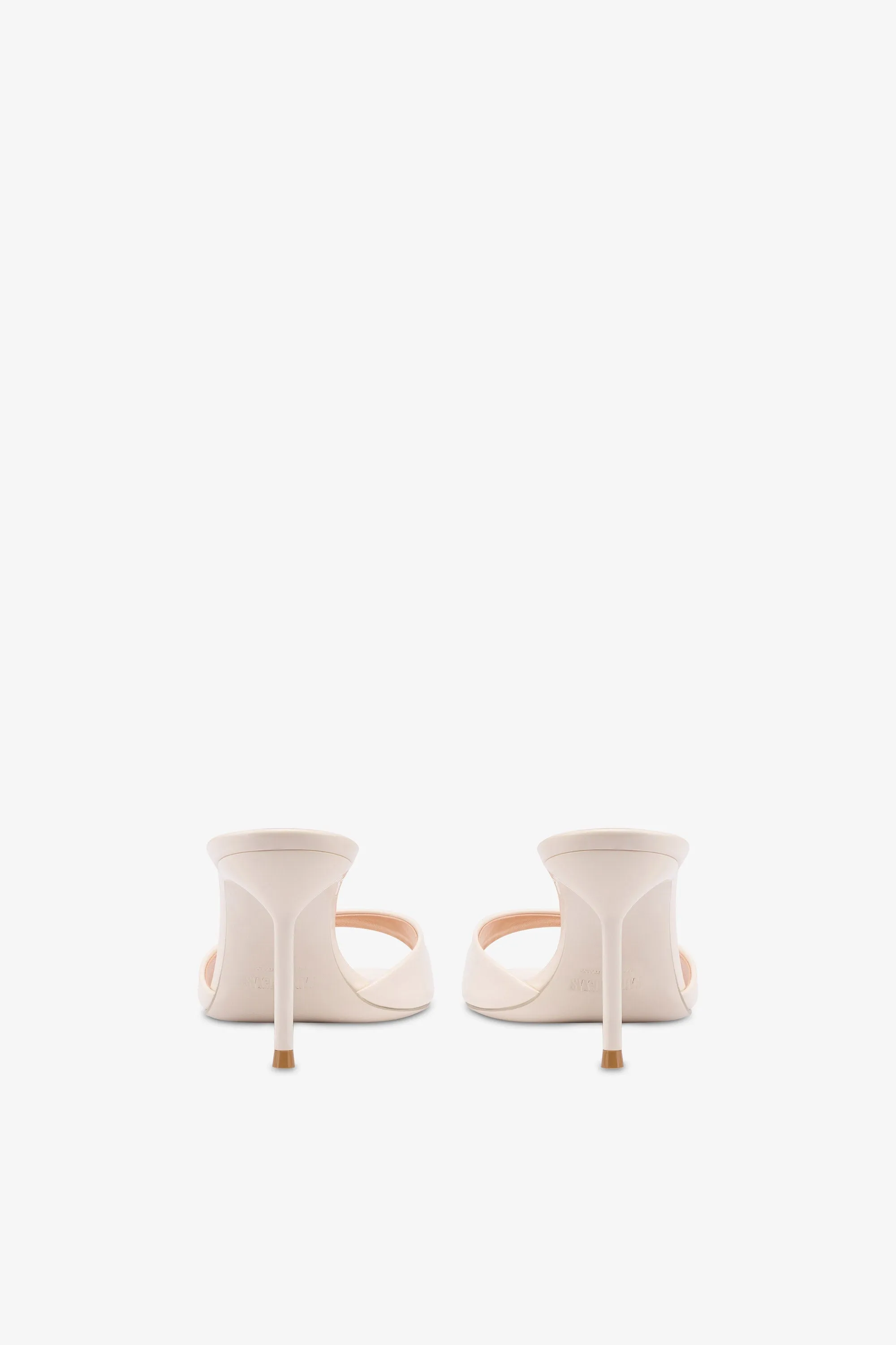 Mules in ivory patent leather