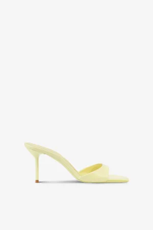 Mules in light yellow patent leather