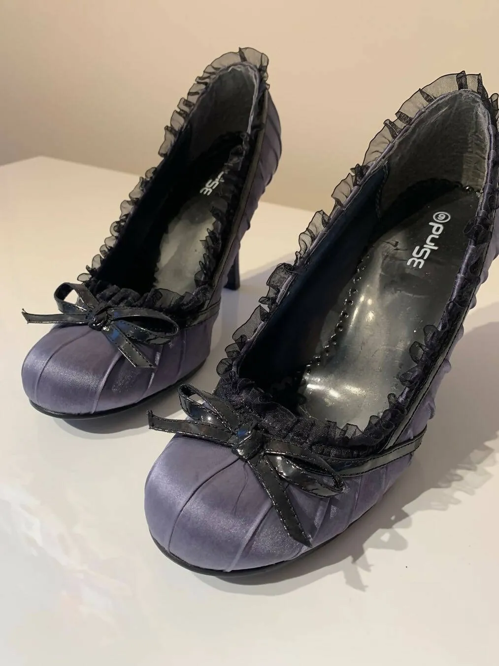 Stilettos blau/grau mit schwarzer Spitze