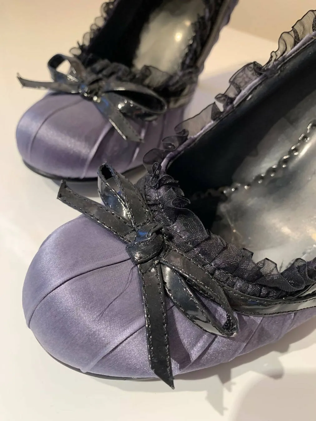 Stilettos blau/grau mit schwarzer Spitze