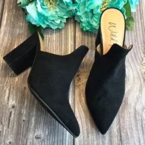 WILD PAIR Carlita Black Mules 6M
